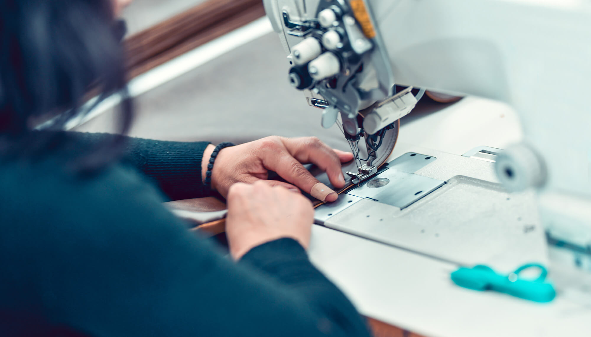 muncitor cu mașină de cusut în industrie