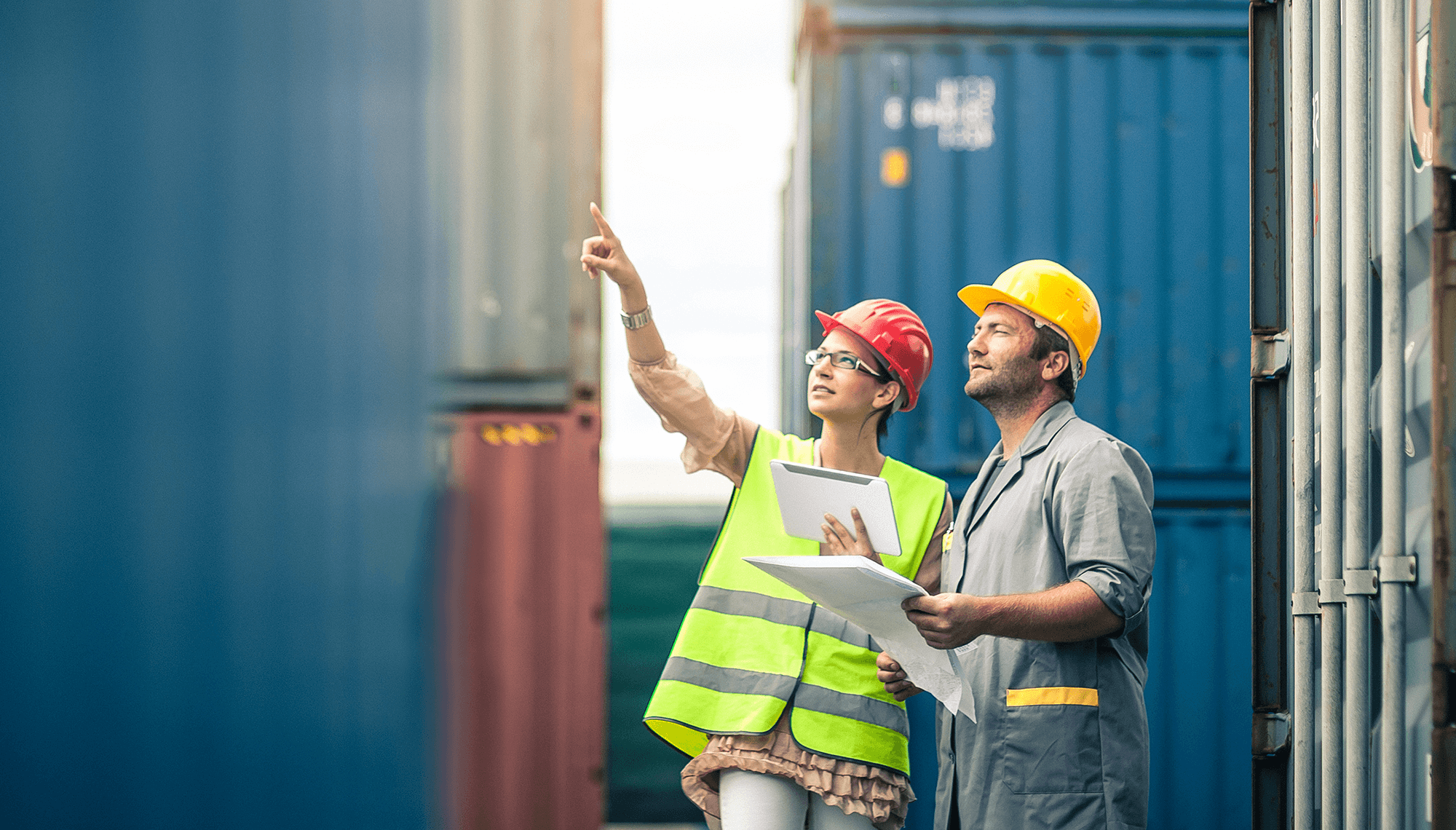 persoane în echipament individual de protecție pe un șantier industrial