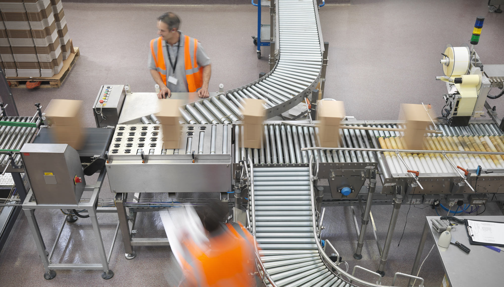 muncitori ocupați în fabrică îmbrăcați în echipament individual de protecție