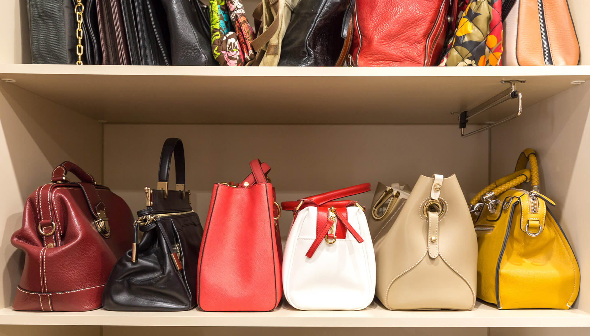 Genți la rând, de la persoane diferite