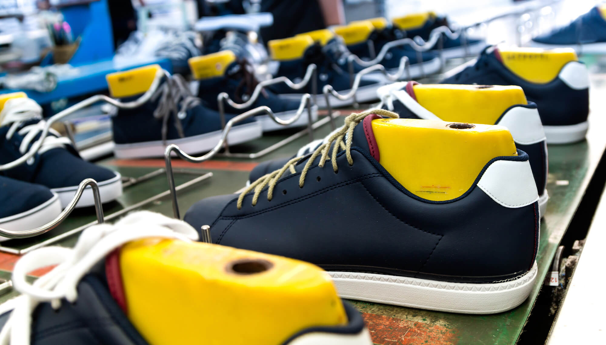 pantofi pe linia de producție