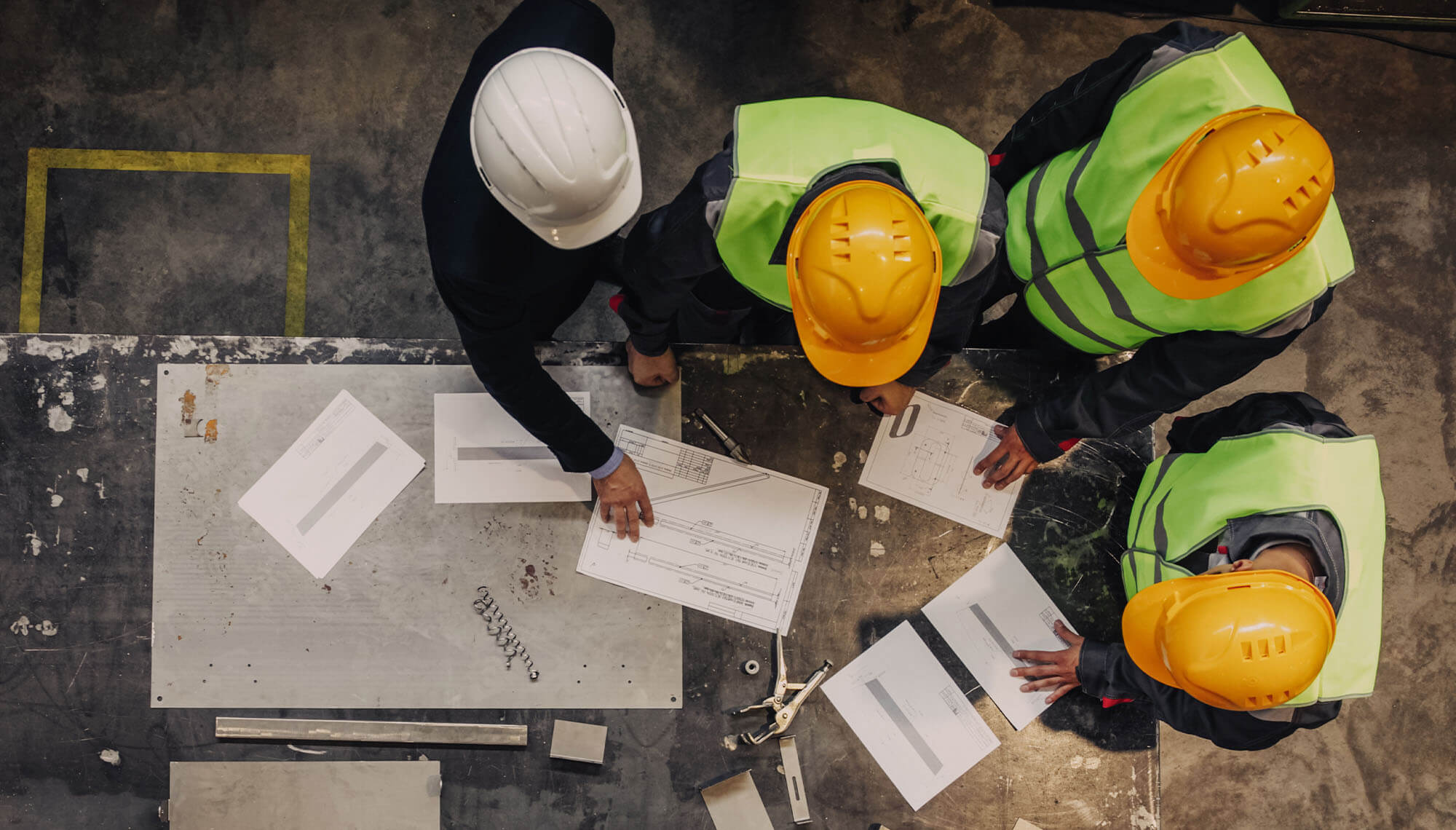 personal cu căști de protecție care se confruntă la fața locului