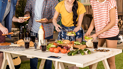 grup de oameni care iau masa și se distrează