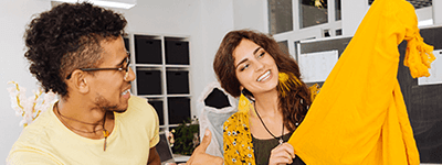 muncitori zâmbitori în industria confecțiilor