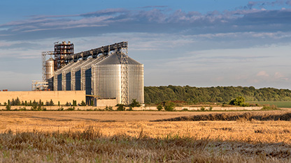 elevator de cereale în câmp