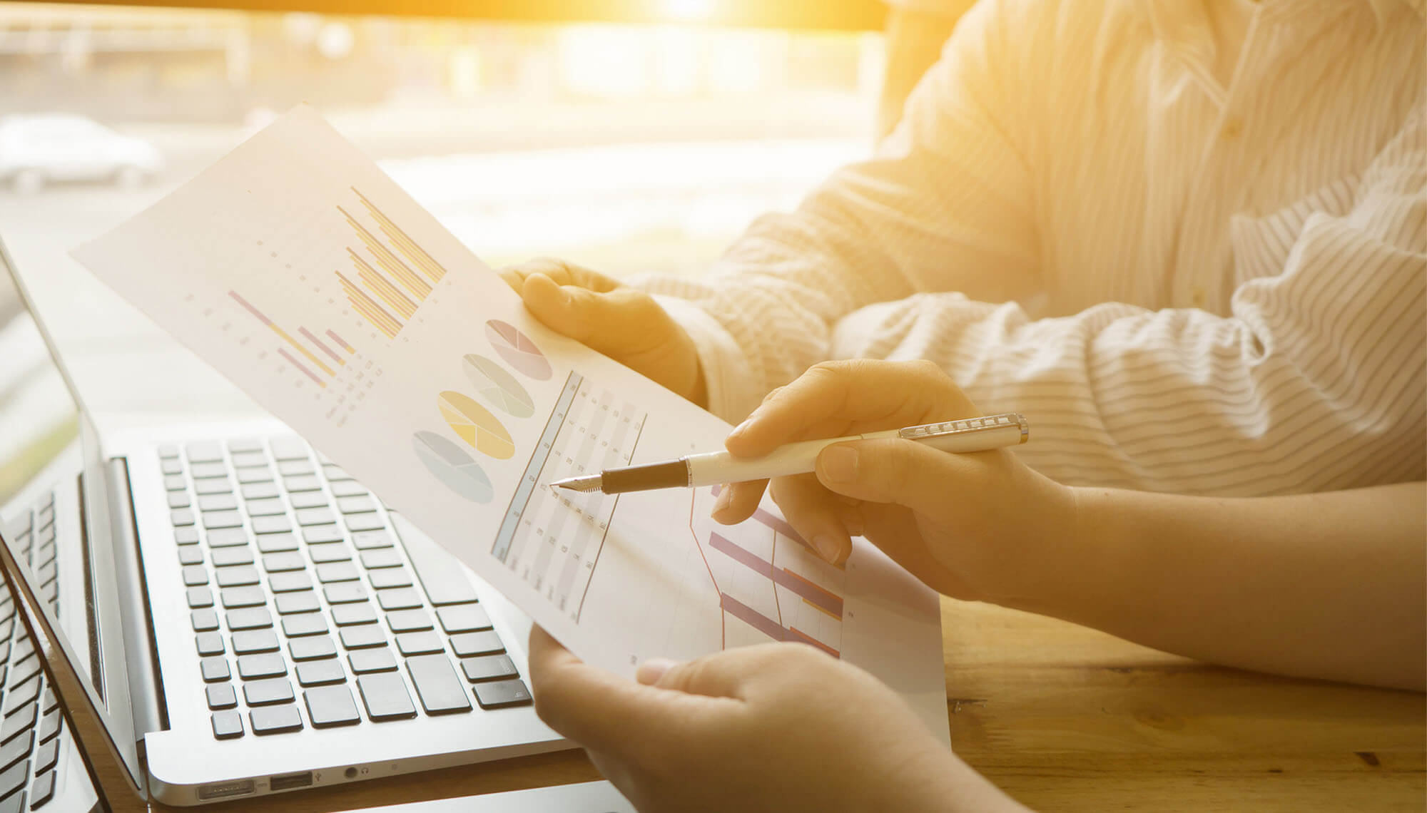 prim-plan al mâinilor în timp ce oamenii de afaceri se consultă