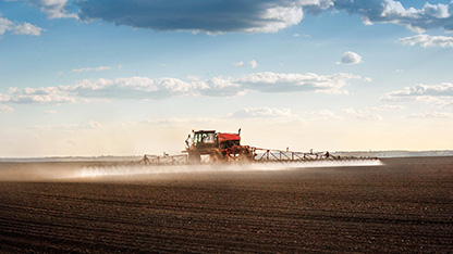 pulverizarea îngrășământului în câmp