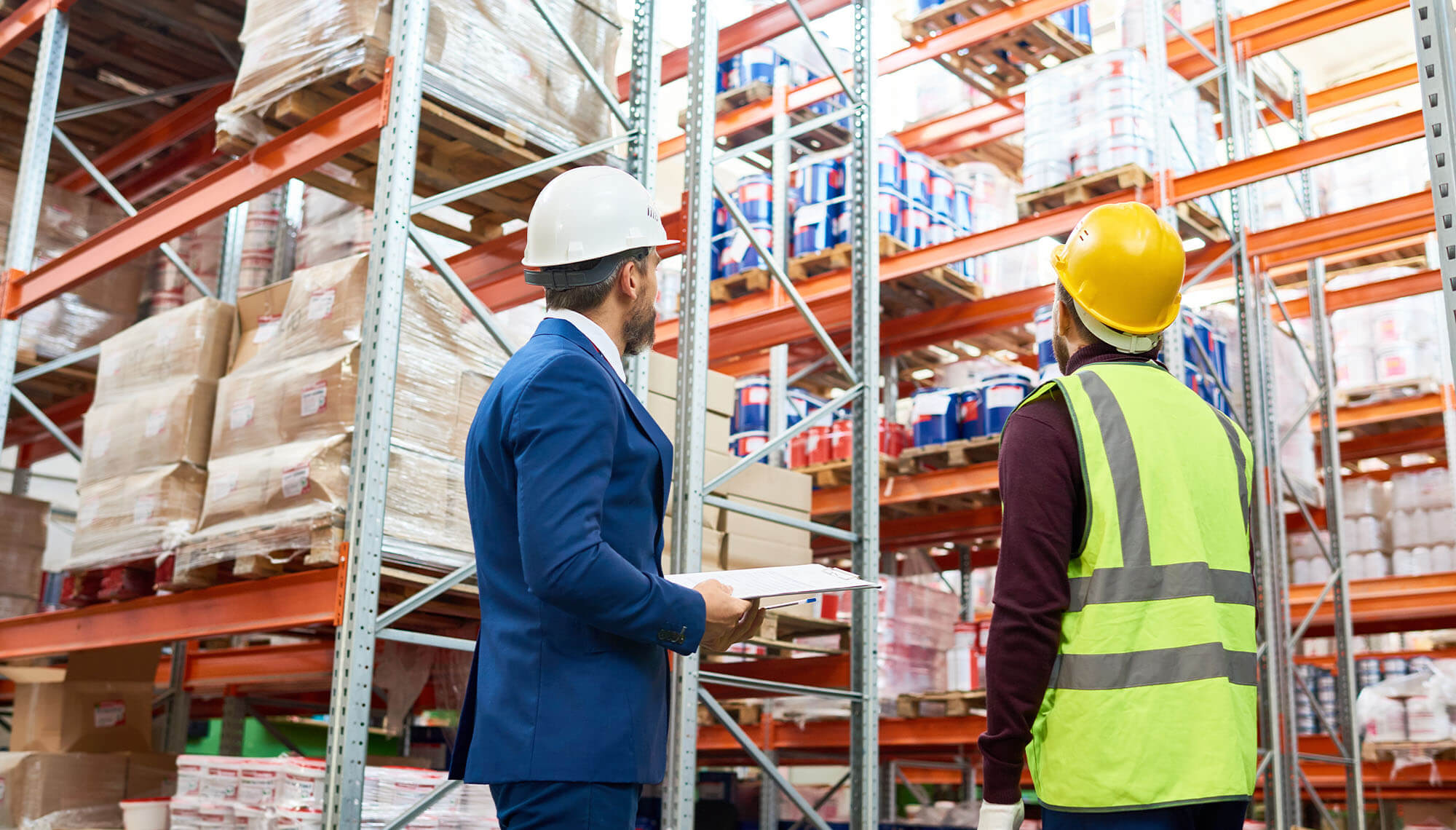 lucrează la fața locului, cu căști de protecție